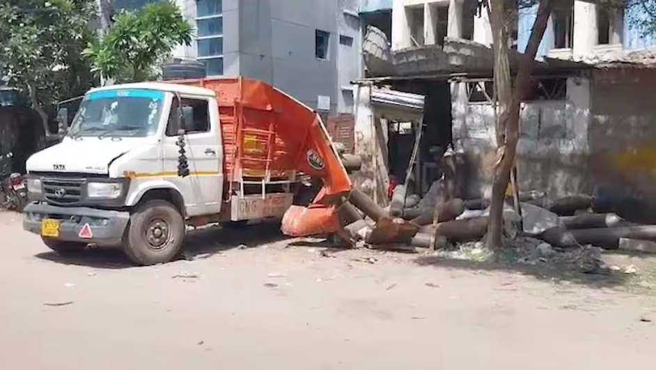 Okhla oxygen-cylinder blast: unloading incident and an unresolved technical cause