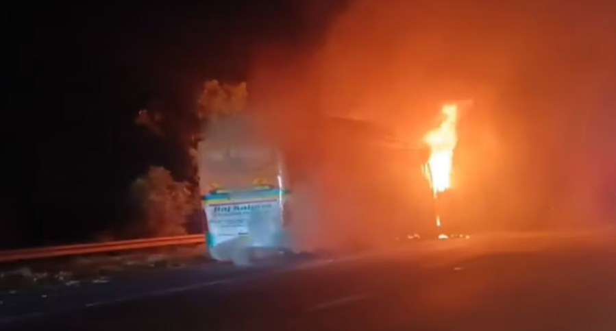 Greater Noida sleeper-bus fire: nine reported dead on the Yamuna Expressway