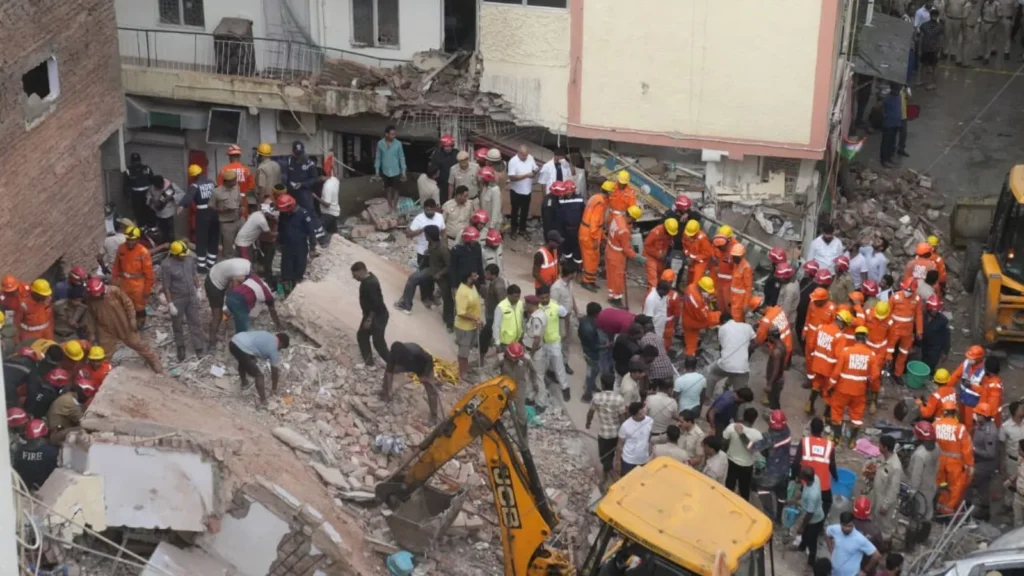 delhi-building-collapse